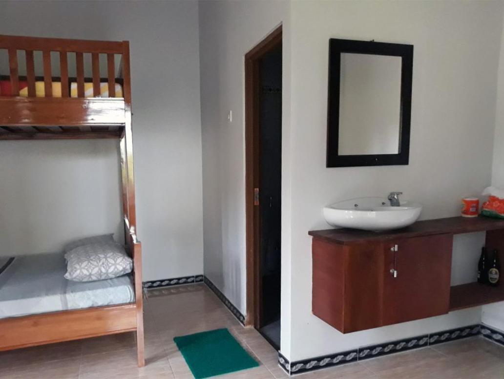 Red Island Bungalows Pasanggaran Camera foto