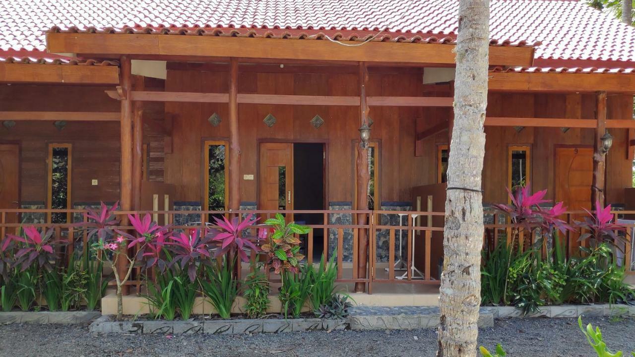 Red Island Bungalows Pasanggaran Esterno foto